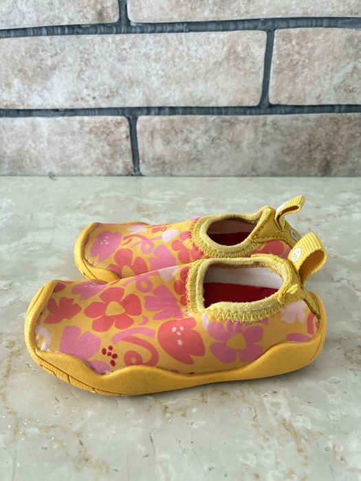 Взуття для плавання