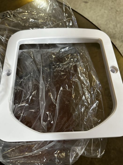 Розумні дверцята для котів та дрібних собак  SureFlap Microchip Cat Flap