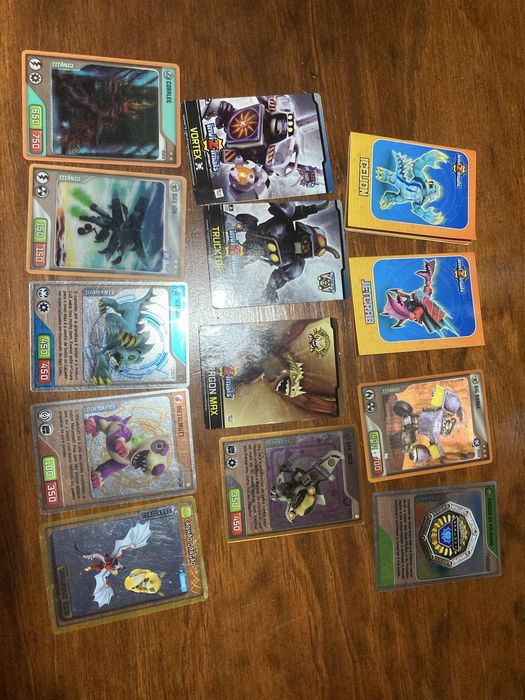 Lote 300  cartas Invizimals