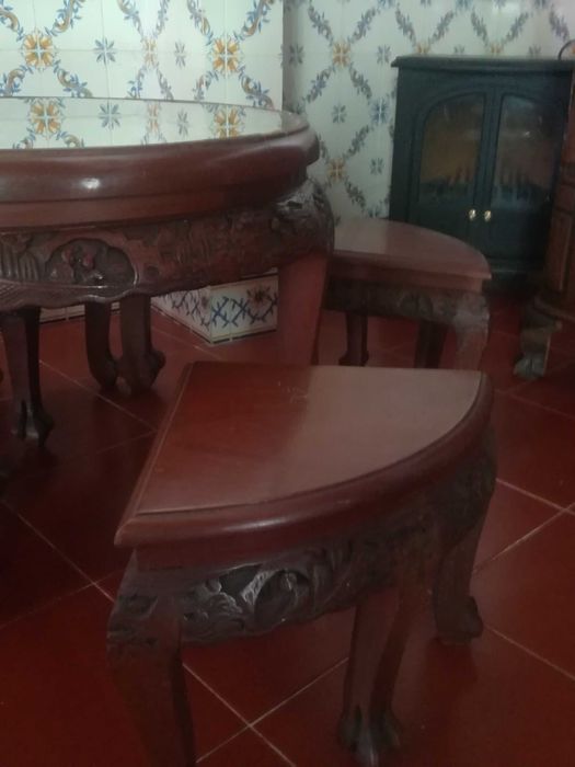 Mesa de sala com 4 bancos madeira trabalhada