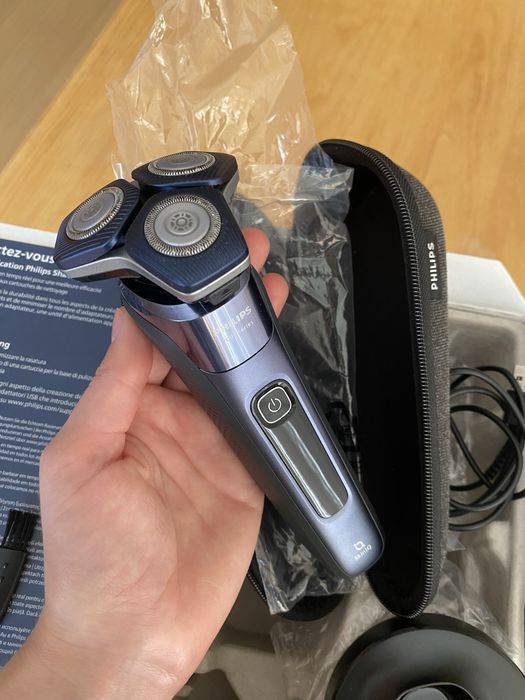Електробритва Philips 7000 + рідина для чистки