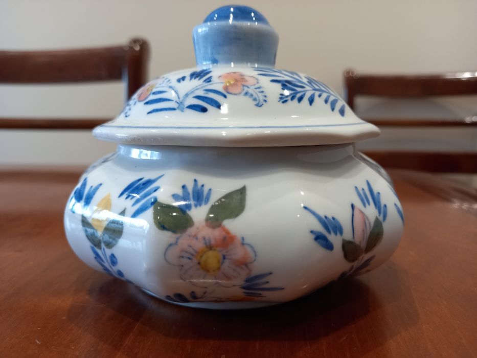 Pote em porcelana com tampa