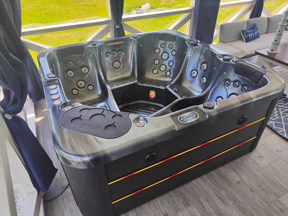 Nowe Jacuzzi całoroczne . Z możliwością podłączenia pieca na drewno