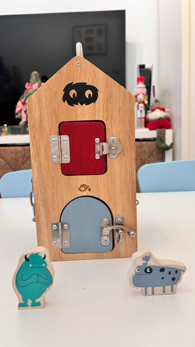Drewniany domek manipulacyjny Monster Lock Box marki Tender Leaf Toys