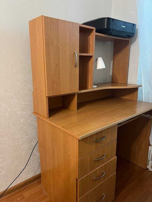 Комп’ютерний / письмовий стіл з надбудовою, полицями та шухлядами