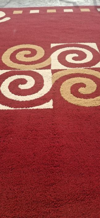 Tapete Moderno Vermelho e Dourado (1.60m x 2.20m) – Excelente Estado