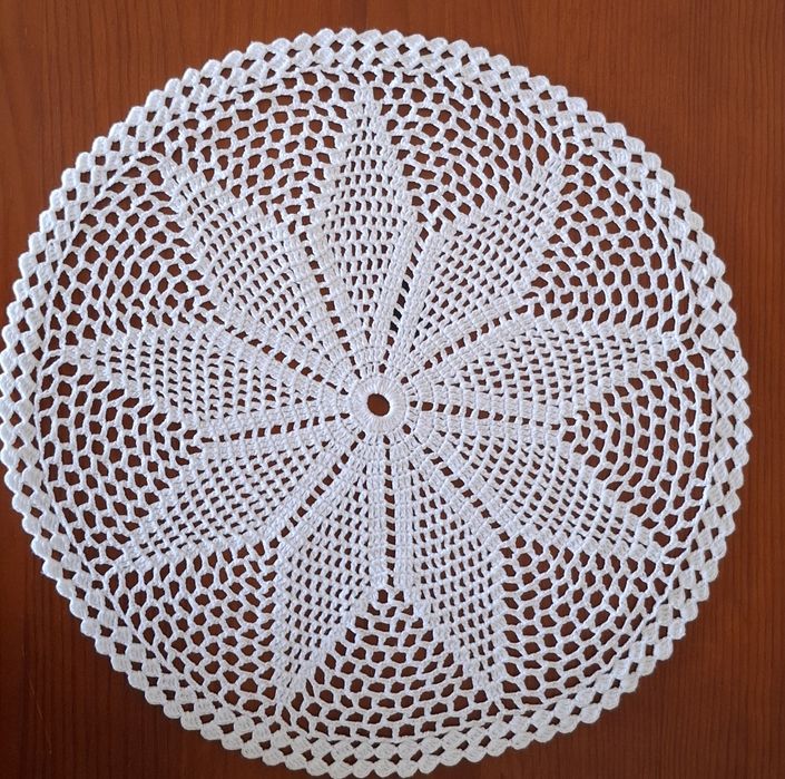 Naperão em crochê branco