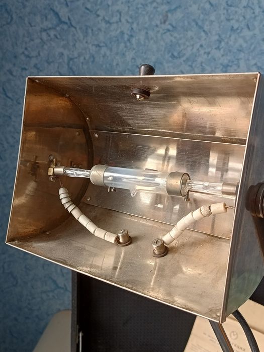 Кварцева лампа с пусковим пристроєм у футлярі