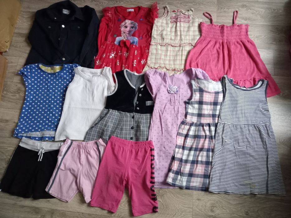 Paka 122-128 lato koło domu