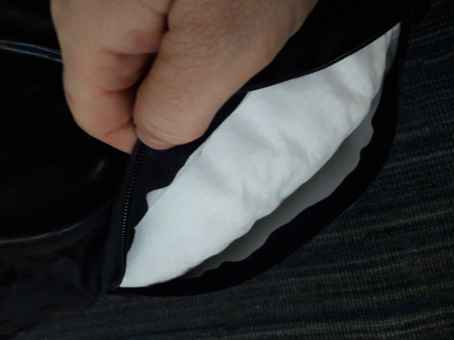 Almofada/Rolo Impermeável em formato S de cor preta - Está Novo