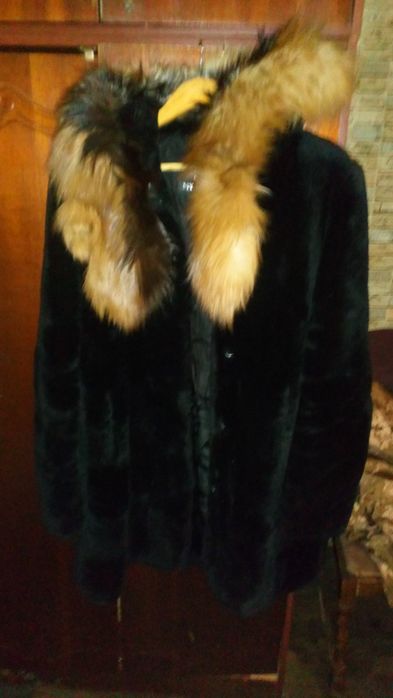 Продам шубку воротник песец срочноu