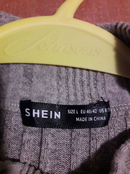 Трикотажна сукня з шифоновими рукавами.
Shein