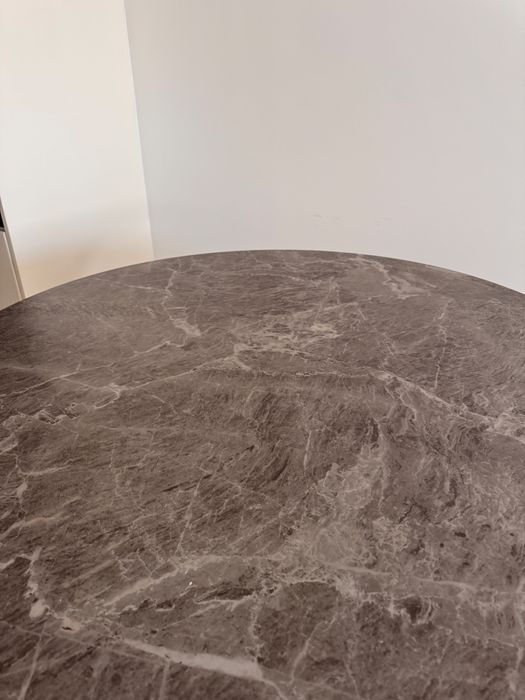 Mesa de Jantar Redonda – Efeito Mármore Cinzento e Pés em aluminio efeito Madeira – Design Moderno