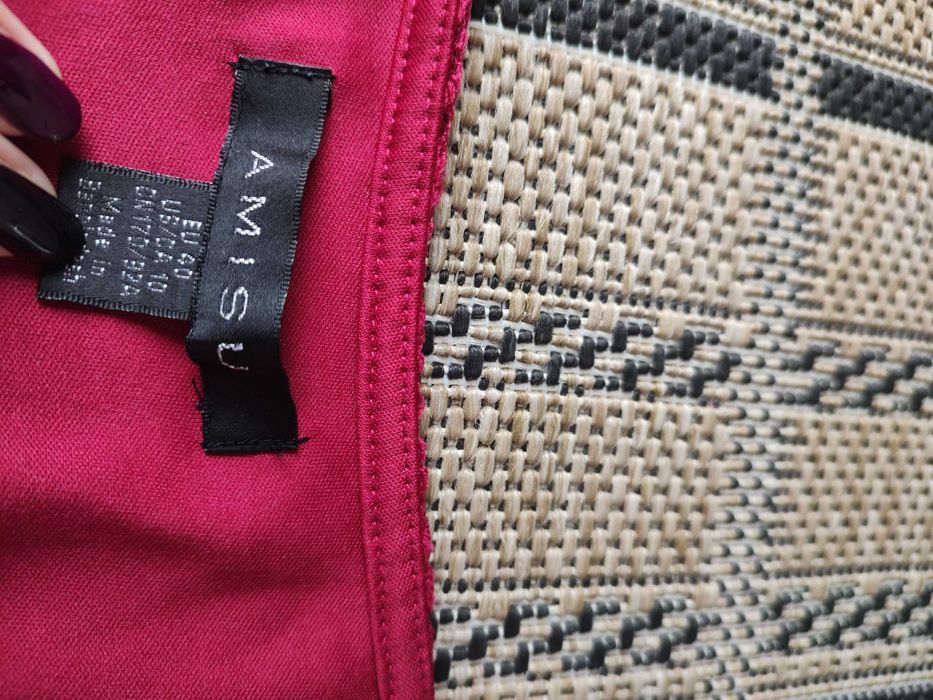 czerwona koronkowa sukienka