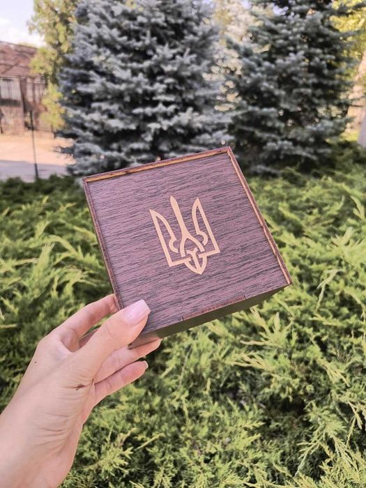 Подарункова коробка з тризубом біла