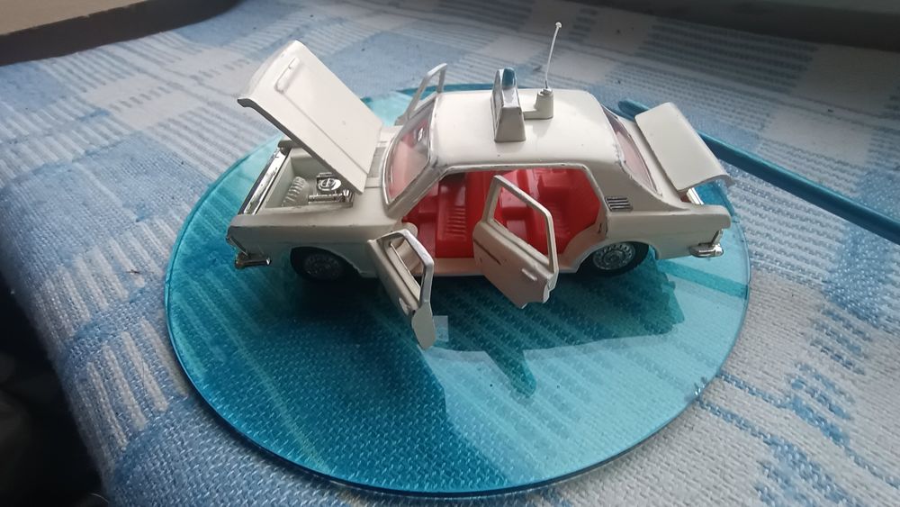 Масштабная модель 1/43 Форд zodiak dinky toys