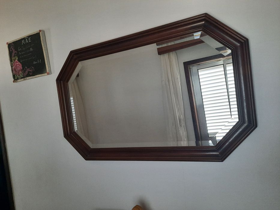 Espelho com moldura em madeira