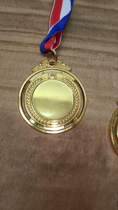 Złote medale dla dzieci odznaczenia  12 sztuk
