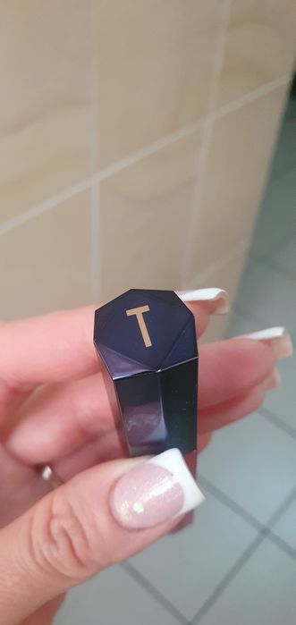 Продам нову помаду (блеск)