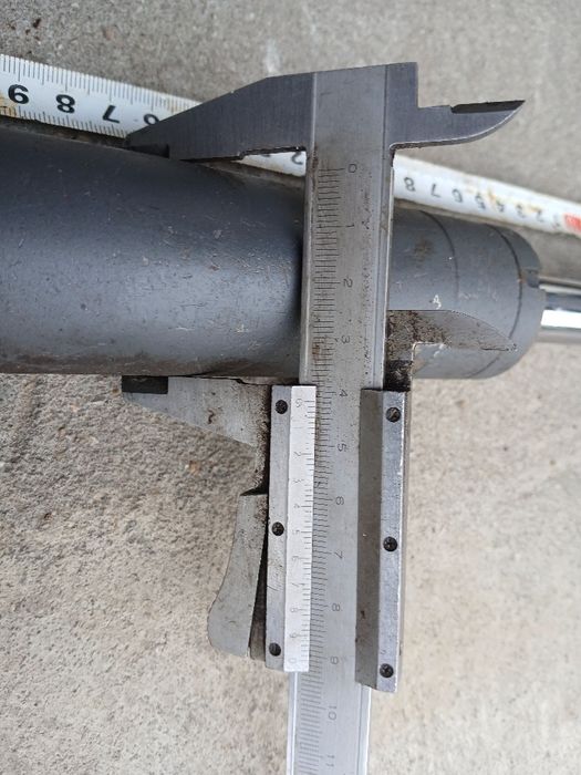 Siłowniki hydrauliczne dwustronne.