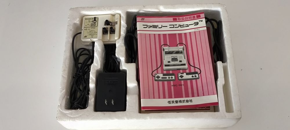 Nintendo Famicom Original (HVC-001) - Completo na Caixa - Raro