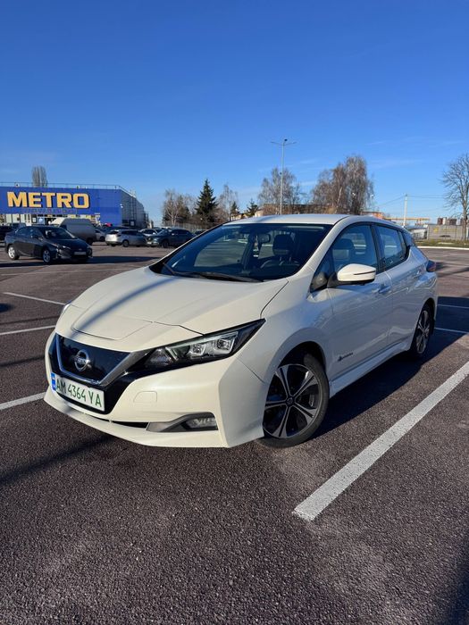 Авто в хорошому стані, не потребує ніяких вкладень.
Максимальна комплектація SL, LED ходові вогні, біксеонові лвнзовані фари, автоматичне дальнє світло, шкіряний салон, камера 360, асистент водія, утримання в полосі, підігрів передніх сидінь, керма, музика Bose, тепловий насос, килимки Eva, проекція швидкості на лобове скло, в комплекті зарядка з вайфай керуванням 7Кв, також перехідник на звичайну розетку, перехідник Type 2 на Type 1.
Нова зимова резина Briggestone Blizzak, також є комплект літньої резини Toyo