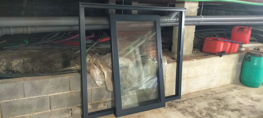 Janela com caixilharia como nova