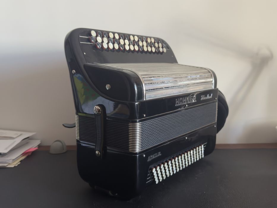 Acordeão Hohner International Amati IV