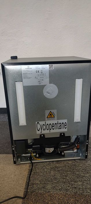 Lodówka na napoje, szklane drzwi, witryna  60L. Klarstein  S-216