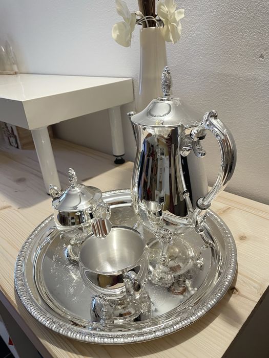 Peças prateadas, tabuleiros, bule…