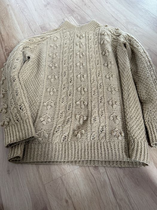 Beżowy sweter z kulkami
