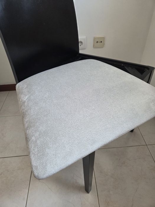 Vendo 4 cadeiras madeira estofadas a cinzento