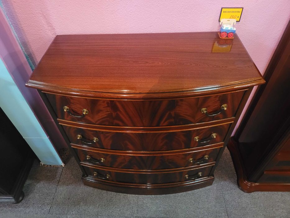 Pequena cómoda em óptimo estado geral