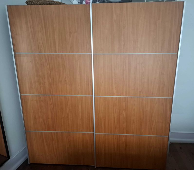 Roupeiro com muita arrumação