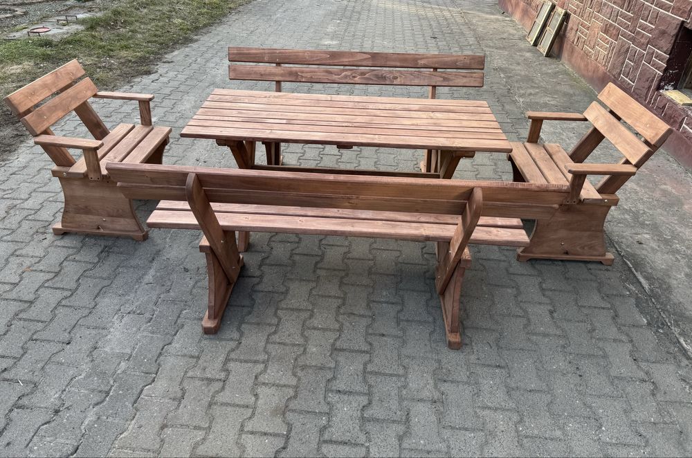 Meble ogrodowe z krzesełkami