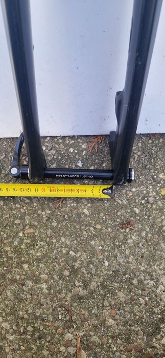 Widelec karbon tapered z osią sztywną