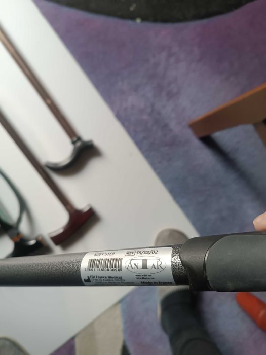 Laska inwalidzka z regulowaną wysokością