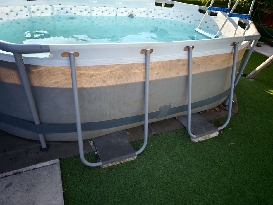 Piscina desmontável oval Bestway  3,05m x 2,00m x 84cm