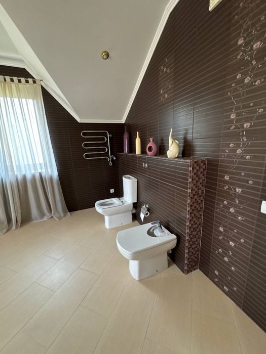 Будинок в сучасному стилі. Дніпршосе. Район новобудов в лісовій смузі