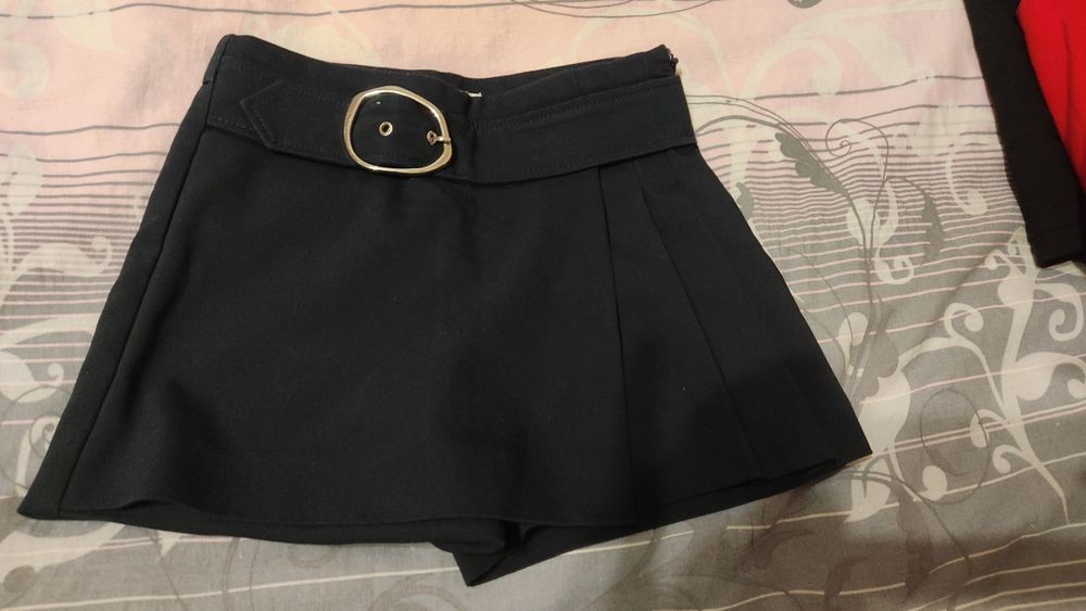 Шорти-юбка  ZARA на девочку  110 см 

KIDS

SIZE 5

110