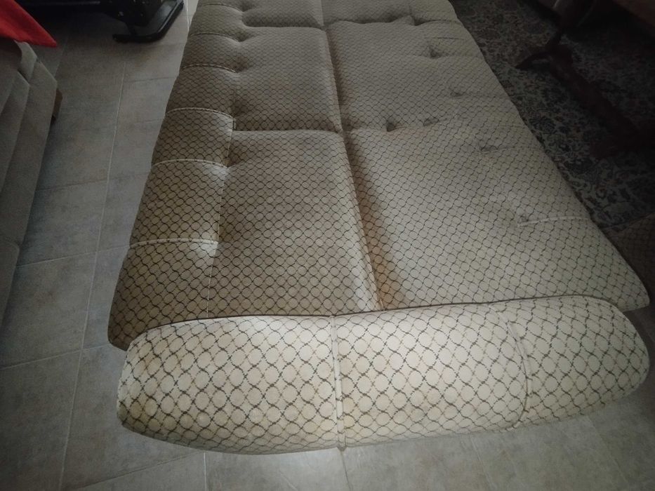 Conjunto de três sofás,o grande com cama udados mas em muito bom estado, foram estofados de novo