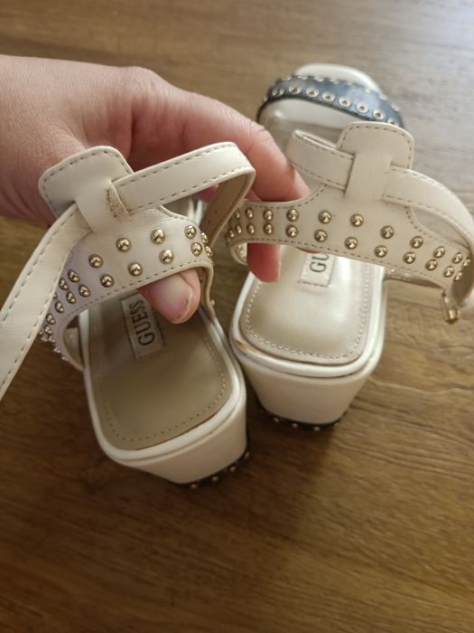 Sandálias cunha Guess