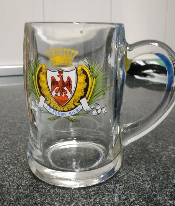 Canecas de cerveja em vidro