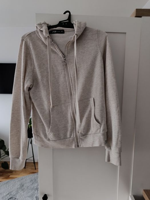 Bluza zapinana na suwak z kapturem