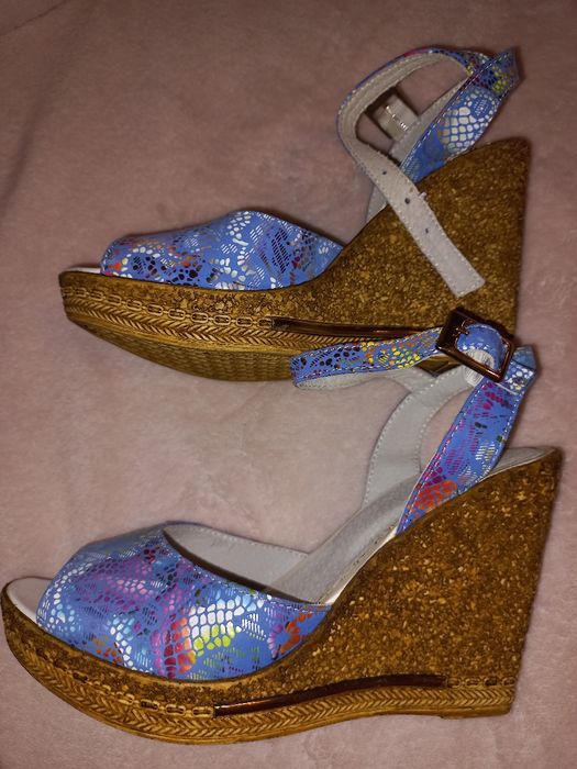 Босоножки на каблуке