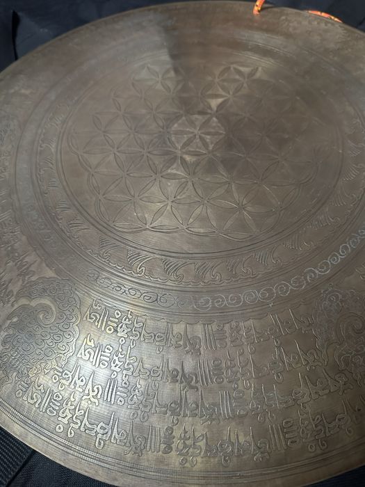 Gong grawerowany, drzewo życia