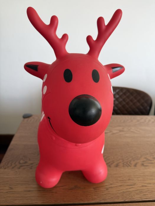 Rena vermelho pula bebe