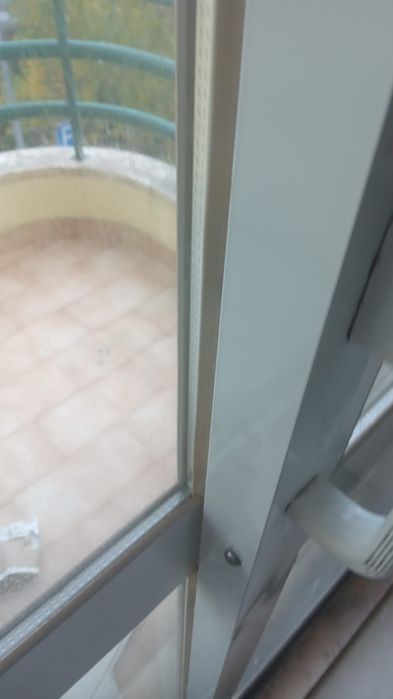 Conjunto de 5 Janelas e Portas-Janelas em Alumínio  com Estores – 650€