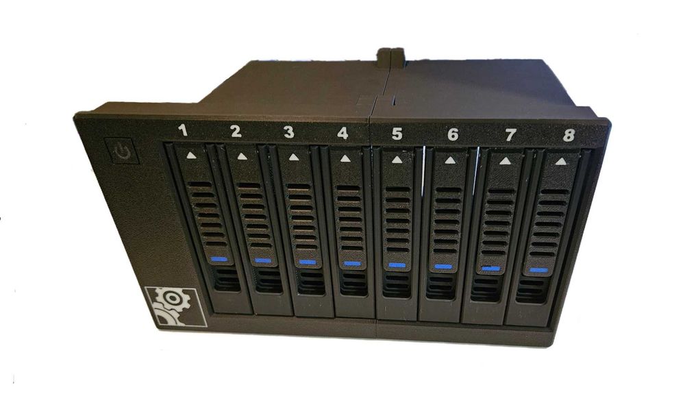 8-Trays HDD Enclosure SATA/SAS (корпус на 8 дисків)