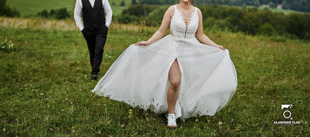 Suknia ślubna z odpinanymi rękawkami i wolonem